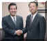 握手でカメラに収まる小沢自由党代表と白川代表