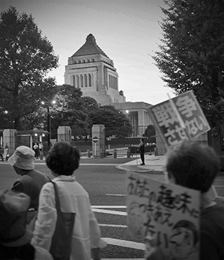 写真 14日 国会周辺で抗議行動する市民ら