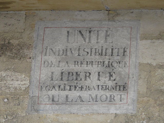 ラニー＝シュル＝マルヌの壁に書かれた「共和国の団結と不可分。自由、平等、友愛、さもなくば死」